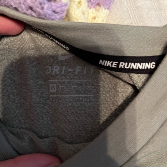 nike! green running top!! - Picture 4 of 5